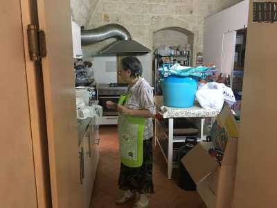 Ketty ci aspetta in cucina, l� dove la troviamo con indosso un grembiule giallo e con una croce in legno al collo